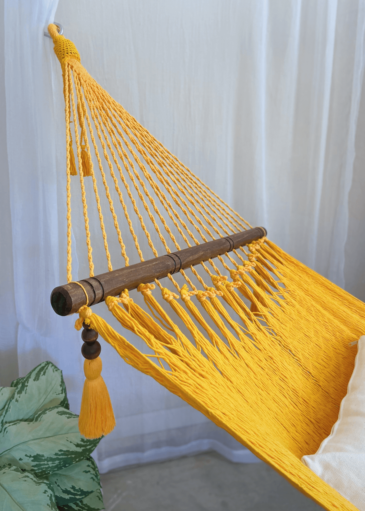 yellow hammock with spreader bars