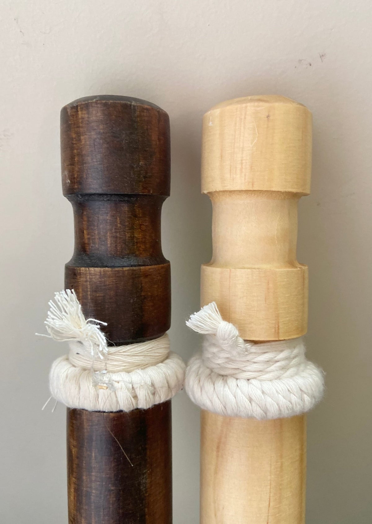Natural and brown wood spreader bar color options
